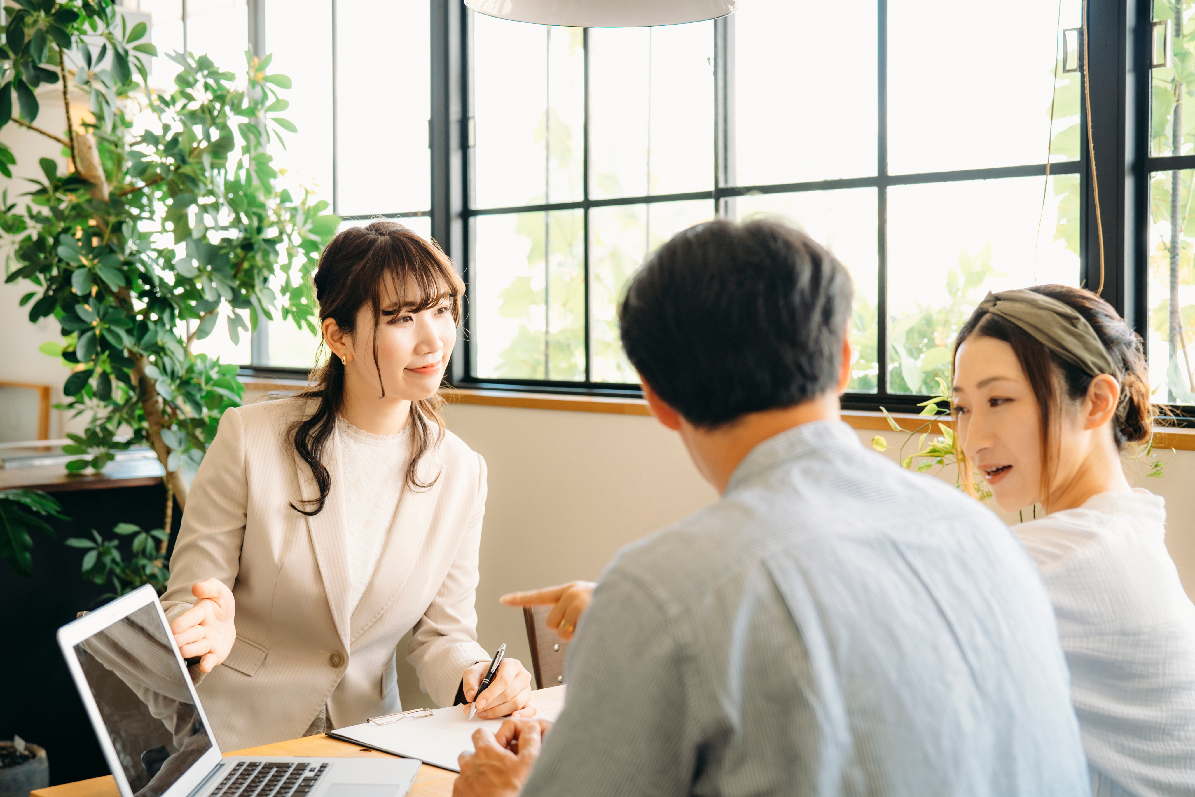 専門家と相談者がテーブルで打ち合わせをしている様子